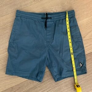 Men’s Volcom cotton shorts size L.